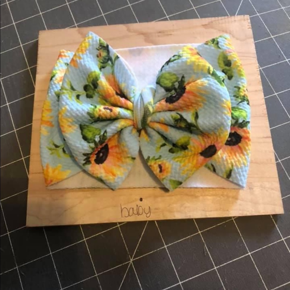 Baby size headwrap bow